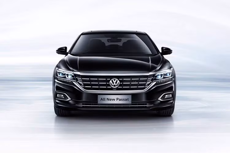 Những hình ảnh rò rỉ của Volkswagen Passat 2019 hoàn toàn mới này cho thấy mẫu xe này được trang bị lưới tản nhiệt cỡ lớn hơn chạy ngang cắt khúc, cụm đèn pha LED và đèn hậu tái thiết kế, tương tự cản sau.