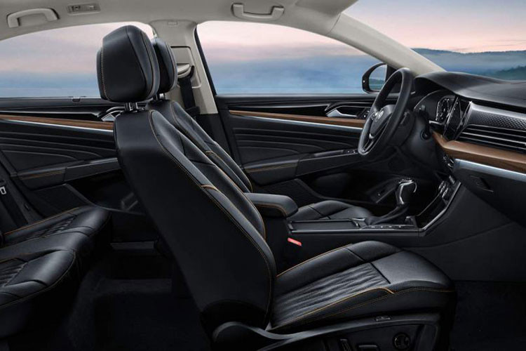 Trong đó ghế hành khách phía trước chỉnh điện, điều hòa độc lập đa vùng, cruise control thích ứng, cảnh báo tiền va chạm và hỗ trợ đỗ xe. Họ cũng có thể bổ sung thêm nhiều lựa chọn cao cấp như ghế sưởi/làm mát và nội thất bọc da hoàn toàn.