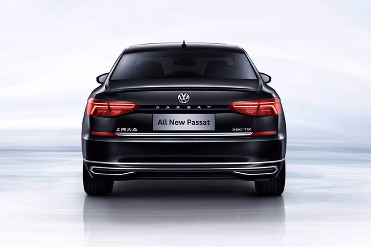 Chiều dài tổng của xe lên tới 4.933 mm, lớn hơn người tiền nhiệm 60 mm và vượt trội 160 mm so với bản quốc tế tiêu chuẩn. Chiều rộng và cao của xe lần lượt đạt 1.836 và 1.469 mm, chiều dài cơ sở 2.871 mm – cũng lớn hơn bản quốc tế 80 mm. Lý do cho sự chênh lệch này là vì người giàu Trung Quốc rất ưa chuộng những chiếc sedan phiên bản kéo dài.