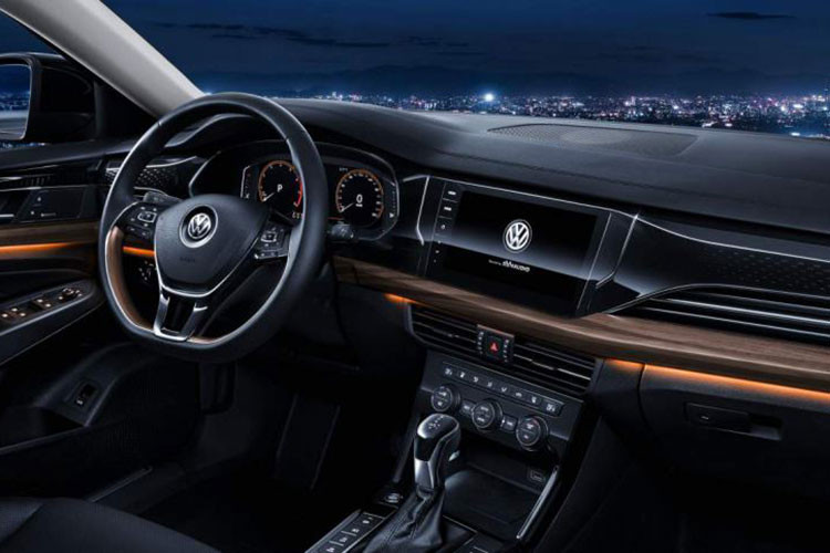 Passat 2019 sang hơn cấu hình thường ở nội thất khi sử dụng nhiều chi tiết mượn từ Arteon và cả dòng sedan hạng sang cỡ lớn Phideon, đồng thời không gian hàng ghế sau cũng rộng rãi hơn nhờ vậy phù hợp cho các ông chủ ngồi phía sau. Đèn pha LED là trang bị tiêu chuẩn đi kèm bảng đồng hồ kỹ thuật số và màn hình cảm ứng cỡ lớn 10,25 inch.