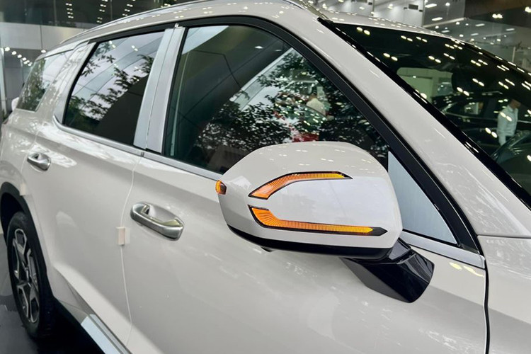 So với xe sản xuất năm 2024, Hyundai Palisade số VIN 2023 giảm giá không có gì khác biệt về mặt thiết kế hay trang bị. Tuy nhiên, số lượng và màu sắc của những chiếc xe số VIN 2023 sẽ hạn chế hơn. Ngoài ra, khi bán lại, Hyundai Palisade số VIN 2023 cũng sẽ mất giá hơn. 