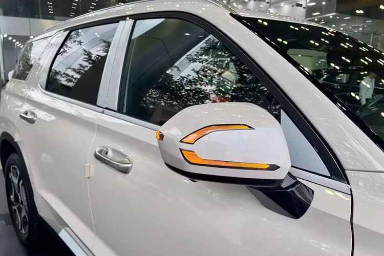 So với xe sản xuất năm 2024, Hyundai Palisade số VIN 2023 giảm giá không có gì khác biệt về mặt thiết kế hay trang bị. Tuy nhiên, số lượng và màu sắc của những chiếc xe số VIN 2023 sẽ hạn chế hơn. Ngoài ra, khi bán lại, Hyundai Palisade số VIN 2023 cũng sẽ mất giá hơn. 