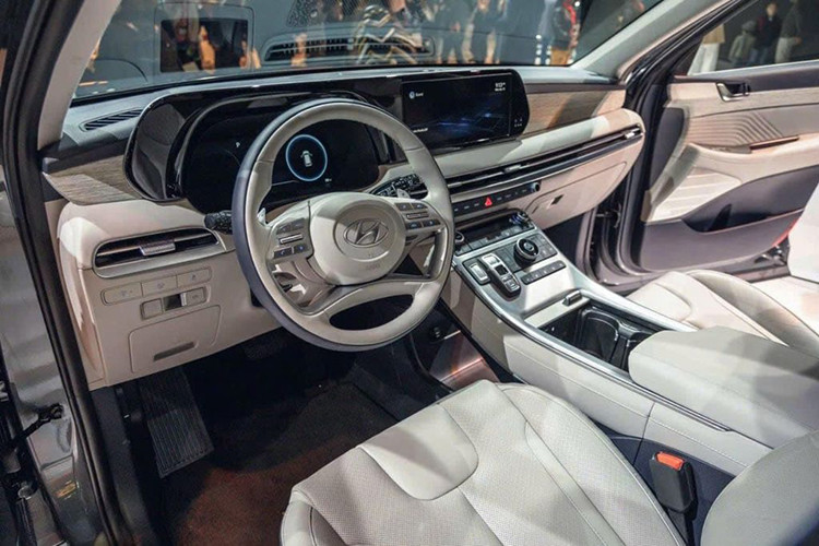 Hyundai Palisade là mẫu SUV cỡ lớn đã lần đầu tiên ra mắt thị trường Việt Nam vào hồi tháng 9 năm nay. Vào những tháng cuối năm 2023, mẫu xe này từng bị bán kênh giá tại đại lý do khách hàng đổ xô mua để kịp hưởng ưu đãi lệ phí trước bạ 50% của Chính phủ.