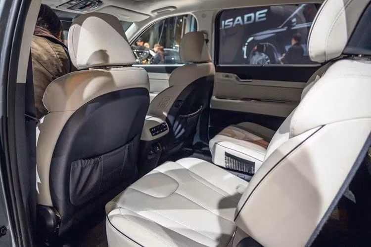 Không chỉ có giá rẻ hơn đối thủ, Hyundai Palisade còn sở hữu ngoại thất khá ấn tượng cùng trang bị đầy đủ. Mẫu SUV cỡ lớn này có hệ thống đèn chiếu sáng LED, vành 20 inch, cửa cốp chỉnh điện, 2 hàng ghế đầu có tính năng sưởi/làm mát, ghế trước chỉnh điện 12 hướng...