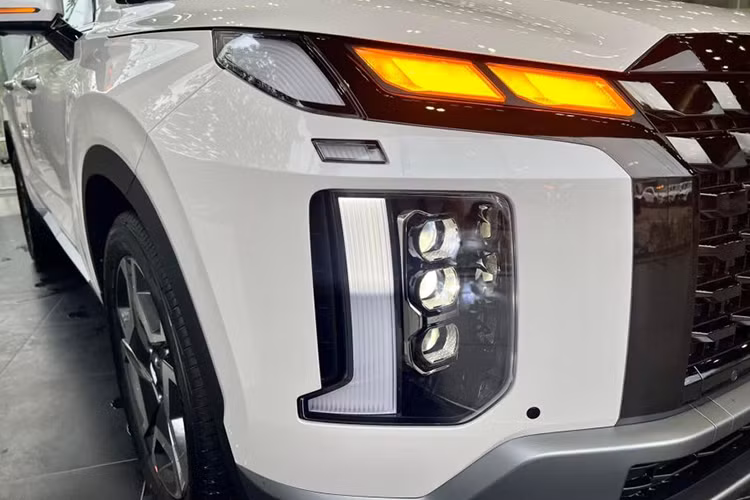 Với Hyundai Palisade số VIN 2024, mức ưu đãi tại đại lý sẽ thấp hơn, chỉ khoảng 30 triệu đồng cho 2 phiên bản Exclusive tiêu chuẩn và Prestige cao cấp. Giá bán niêm yết của 2 phiên bản này là 1,479 tỷ đồng và 1,589 tỷ đồng.