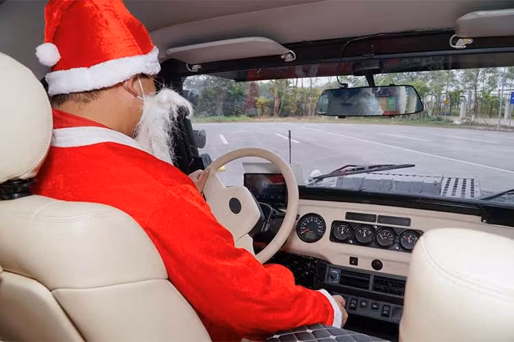 Không chỉ thay đổi về phong cách nội thất, UAZ Hunter Chase mới cũng trang bị tiện nghi với tổng cộng 5 màn hình trên xe gồm: 1 màn hình sau vô-lăng điều khiển hệ thống giải trí, kết nối wifi, định vị vệ tinh...