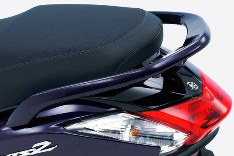 Cùng với sàn để chân rộng rãi, yên xe cũng tao cho người sử dụng sự thoải mái khi ngồi lâu trong những hành trình của mình. Ngoài ra, tay xách phía sau xe cũng khá lớn, đèn hậu liền khối với xi nhan dễ quan sát.