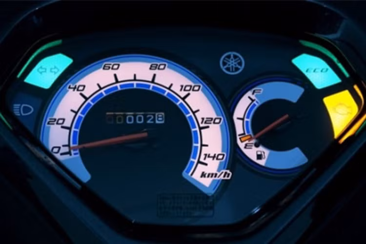 Xe vẫn sử dụng cụm đồng hồ analog truyền thống, thiết kế với giao diện dễ quan sát, đồng thời nắp bình xăng cũng được đặt ở đầu xe tiện dụng.