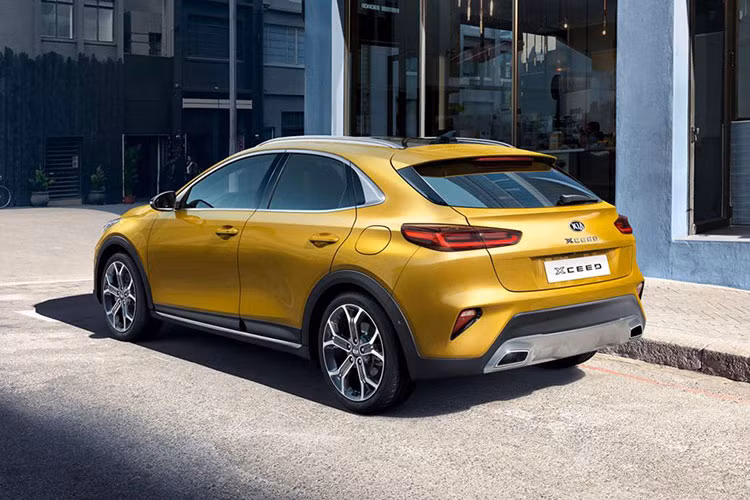 Ngoài ra, mẫu xe crossover Kia XCeed 2020 mới sẽ có 1 phiên bản dùng hệ dẫn động cầu trước. Hãng xe hơi Hàn Quốc cũng mang tới cho khách hàng của XCeed 2 lựa chọn về bộ mâm, bao gồm mâm 16 inch hoặc 18 inch, đi kèm với màu sơn vàng Quantum Yellow mà Kia "thửa" riêng...