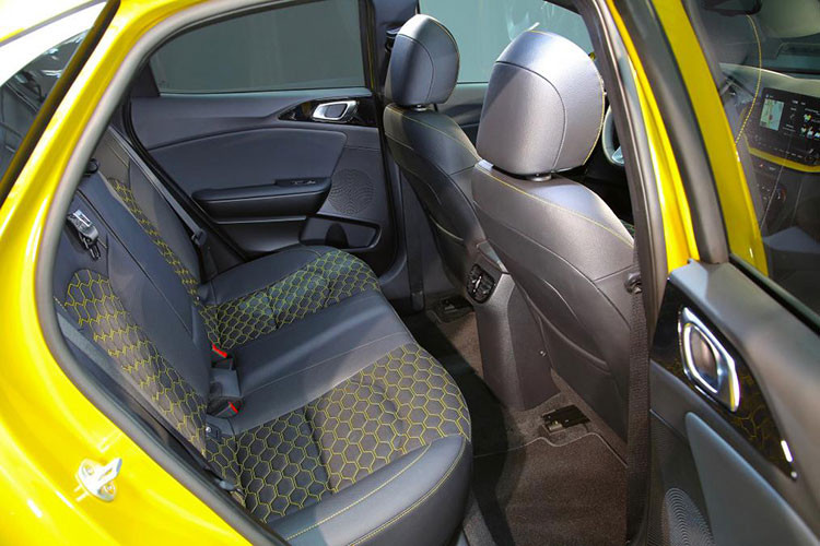 Kia XCeed sẽ được phân phối với khá nhiều phiên bản cho cả máy xăng và máy dầu. Cụ thể, với phiên bản máy xăng, Kia XCeed sẽ bao gồm 3 phiên bản 1.0L, 1.4L và 1.6L. Bản 1.0L cho ra công suất tối đa 120 mã lực và mô-men xoắn cực đại 172 Nm. Bản 1.4L cho ra công suất tối đa 140 mã lực và mô-men xoắn cực đại 242 Nm. Bản 1.6L cho ra công suất tối đa 204 mã lực và mô-men xoắn cực đại 265 Nm.