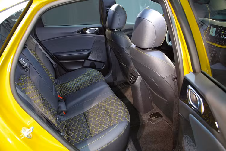 Kia XCeed sẽ được phân phối với khá nhiều phiên bản cho cả máy xăng và máy dầu. Cụ thể, với phiên bản máy xăng, Kia XCeed sẽ bao gồm 3 phiên bản 1.0L, 1.4L và 1.6L. Bản 1.0L cho ra công suất tối đa 120 mã lực và mô-men xoắn cực đại 172 Nm. Bản 1.4L cho ra công suất tối đa 140 mã lực và mô-men xoắn cực đại 242 Nm. Bản 1.6L cho ra công suất tối đa 204 mã lực và mô-men xoắn cực đại 265 Nm.