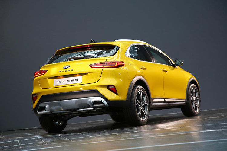 Phía đuôi xe, Kia XCeed hoàn toàn mới tiếp tục gây ấn tượng với người dùng với phần đuôi xe được bo tròn mềm mại và rất duyên dáng. Phần đèn hậu dạng Led với thiết kế nhẹ nhàng, tinh tế kết hợp với dải đèn lùi hình tam giác phía cản dưới và bộ ống xả đôi hình tứ giác góp phần đem đến một đuôi xe ưa nhìn và mang đậm tính thẩm mỹ cho XCeed.
