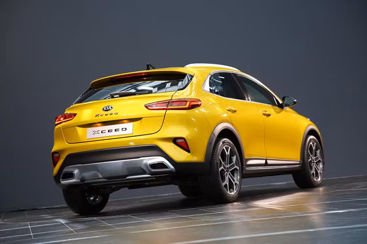 Phía đuôi xe, Kia XCeed hoàn toàn mới tiếp tục gây ấn tượng với người dùng với phần đuôi xe được bo tròn mềm mại và rất duyên dáng. Phần đèn hậu dạng Led với thiết kế nhẹ nhàng, tinh tế kết hợp với dải đèn lùi hình tam giác phía cản dưới và bộ ống xả đôi hình tứ giác góp phần đem đến một đuôi xe ưa nhìn và mang đậm tính thẩm mỹ cho XCeed.