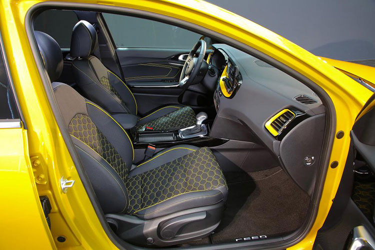 Bước vào không gian nội thất, Kia XCeed mang một phong cách trẻ trung và hiện đại. Tuy nhiên, nhiều ý kiến đều cho rằng, thiết kế khoang nội thất của XCeed có phần kém hơn thiết kế ngoại thất. Xe vẫn được trang bị đầy đủ các tính năng hiện đại để phục vụ thị trường khó tính châu Âu như màn hình công-tơ-mét dạng LCD, màn hình giải trí kích thước lớn có hỗ trợ điện thoại thông minh, phanh tay điện tử...