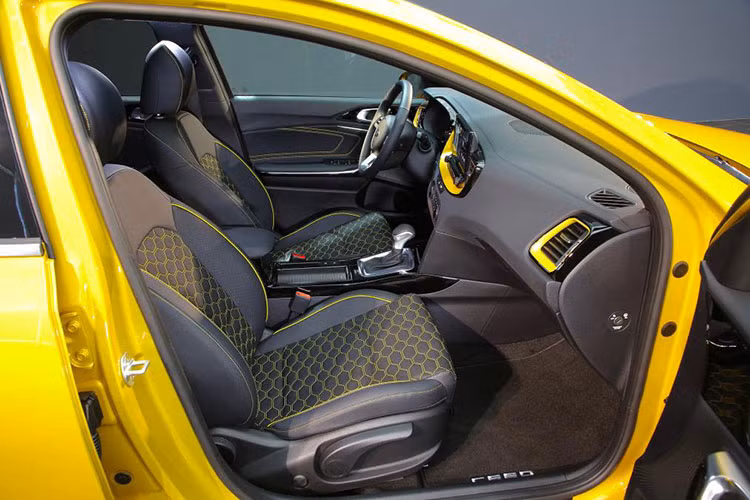 Bước vào không gian nội thất, Kia XCeed mang một phong cách trẻ trung và hiện đại. Tuy nhiên, nhiều ý kiến đều cho rằng, thiết kế khoang nội thất của XCeed có phần kém hơn thiết kế ngoại thất. Xe vẫn được trang bị đầy đủ các tính năng hiện đại để phục vụ thị trường khó tính châu Âu như màn hình công-tơ-mét dạng LCD, màn hình giải trí kích thước lớn có hỗ trợ điện thoại thông minh, phanh tay điện tử...