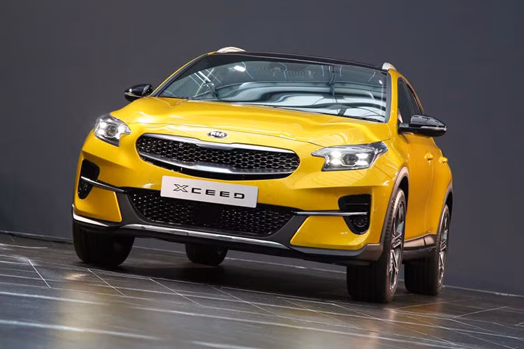 Tiếp tới, cụm đèn chiếu sáng trung tâm với 4 tinh thể LED bao quanh một bóng projector... khá giống kiểu thiết kế đèn của Porsche tiếp tục được áo dụng lên XCeed. Ngoài ra, cũng không thể không nhắc tới dải nhôm ở phần đầu xe kết nối hốc đèn sương mù với cản dưới khá điệu đà.