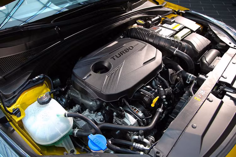 Dù không có hệ dẫn động 4 bánh, XCeed vẫn được Kia đảm bảo khả năng vượt địa hình ấn tượng với khoảng sáng gầm cao hơn Ceed 42 mm, giảm xóc trước và sau được làm mềm hơn 7% và 4%. Cũng nhờ giảm xóc sau chủ động, khả năng cách âm và chống rung của cabin được cải thiện đáng kể.