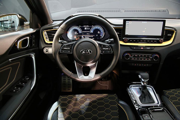 Kia XCeed sở hữu kích thước tổng thể DxRxC tương ứng 4.935 x 1.826 x 1.490 mm. Như vậy, Kia XCeed sẽ có kích thước nằm giữa hai mẫu "đàn anh" Sportage và Stonic. Theo Kia, dung tích khoang hành lý của XCeed đạt 426L, còn khi đóng hàng ghế thứ 2 lại thì sẽ là 1.378L.