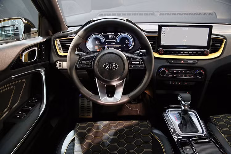 Kia XCeed sở hữu kích thước tổng thể DxRxC tương ứng 4.935 x 1.826 x 1.490 mm. Như vậy, Kia XCeed sẽ có kích thước nằm giữa hai mẫu "đàn anh" Sportage và Stonic. Theo Kia, dung tích khoang hành lý của XCeed đạt 426L, còn khi đóng hàng ghế thứ 2 lại thì sẽ là 1.378L.