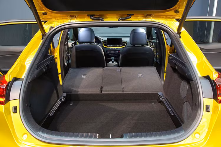 Với phiên bản máy dầu, Kia XCeed cũng mang tới cho người dùng 2 lựa chọn, bao gồm 2 phiên bản số sàn và số tự động: Bản số sàn 1.6L cho ra công suất tối đa 115 mã lực và 280 Nm mô-men xoắn. Bản số tự động 1.6L cho ra công suất 136 mã lực và 280 Nm mô-men xoắn.