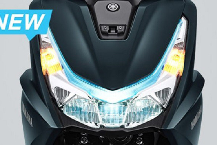 Sự thay đổi trước tiên là ở cấu trúc mặt nạ trước, đèn xi nhan được đưa lên ngay phía trên cụm đèn pha tạo thành một khối thống nhất thay vì tách rời như phiên bản trước đó. Ngoài ra xe ga Yamaha Freego 125 2024 còn có thêm đèn định vị màu xanh được đặt khéo léo phía trong đèn pha, đưa tới cái nhìn mới mẻ và thể thao hơn. 