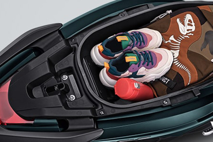 Vẫn sử dụng chìa khóa thông minh smartkey cùng với hốc chứa đồ đầu xe có cổng sạc 12V tiện dụng, nhưng phần đuôi Freego 125 2024 được vuốt gọn hơn phiên bản hiện tại tạo nên tổng thể thanh thoát cho sản phẩm. Bên cạnh đó, xe cũng vẫn được trang bị cốp chứa đồ rộng tới 25 lít đảm bảo cho người sử dụng có thể chứa thoải mái vật dụng cá nhân. 