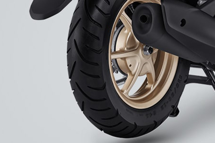 Yamaha FreeGo 125 2024 vẫn được trang bị giảm sóc đooi trước, đơn sau - mâm xe đồng kích thước 12 inch. Lốp không săm, kích thước 100/90 phía trước 110/90 đối với phía sau. Phanh trước dạng đĩa, tích hợp công nghệ chống bó cứng phanh ABS tiêu chuẩn.