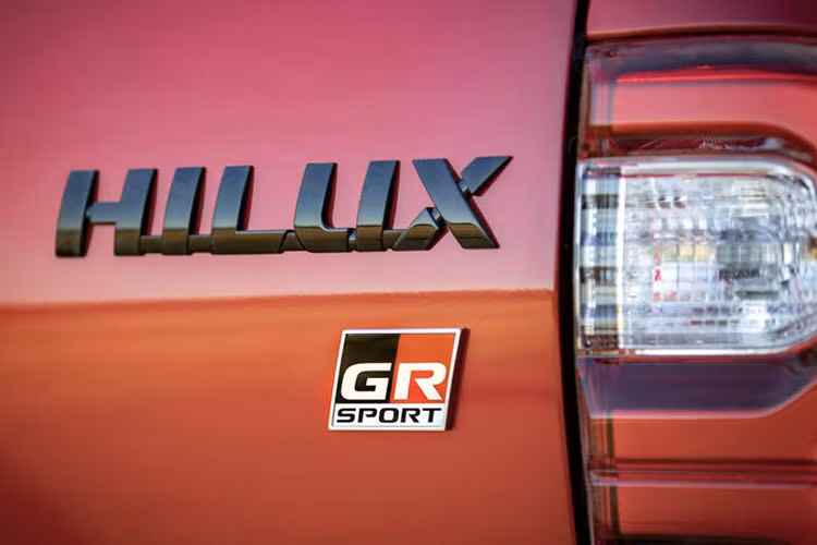 So với nguyên bản, Hilux GR Sport 2024 có chiều cao tăng thêm 15mm, chiều rộng tăng thêm tối đa 155mm. Hệ thống treo lò xò cuộn phía trước và lò xo lá nhíp sau đi kèm giảm xóc monotube KYB với đường kính piston lớn giúp xe trở nên khác biệt so với các phiên bản khác. 