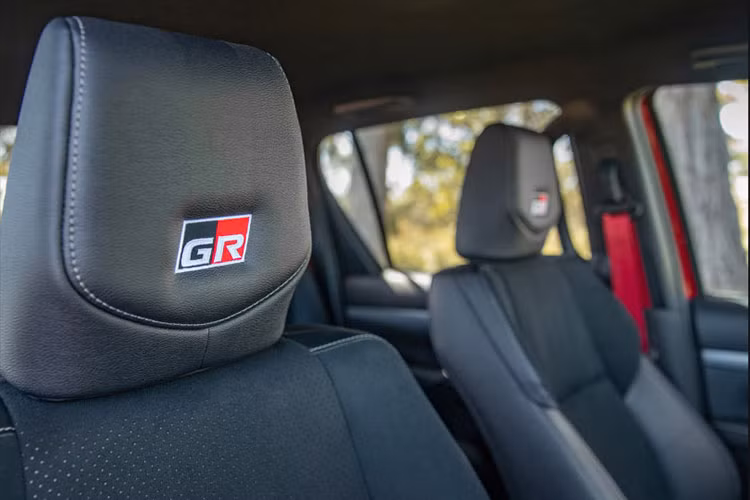 Toyota Hilux GR Sport 2024 được trang bị động cơ Turbo-diesel 2.8L sản sinh công suất 221 mã lực và mô-men xoắn 550 Nm. Điều này khiến nó trở thành chiếc Hilux chạy bằng động cơ diesel mạnh mẽ nhất từ trước đến nay.