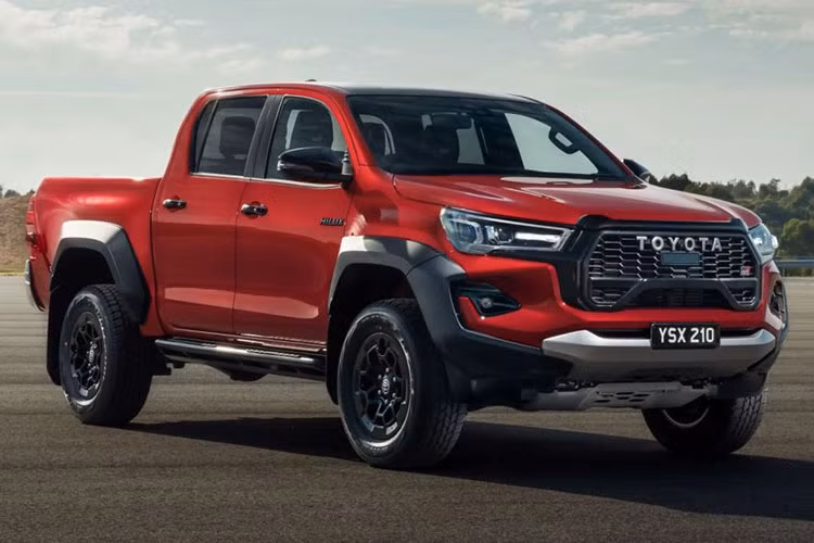  Toyota Hilux GR Sport 2024 mới là mẫu xe bán tải hiệu suất cao, lấy cảm hứng từ đường đua Dakar Rally. Mẫu xe này đã chính thức có giá bán và trở thành đối thủ nặng ký của Ford Ranger Raptor.