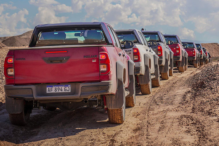 Sức mạnh của xe truyền qua hộp số tự động 6 cấp đã được điều chỉnh để hỗ trợ thêm công suất và mô-men xoắn kết hợp với hệ thống dẫn động bốn bánh.