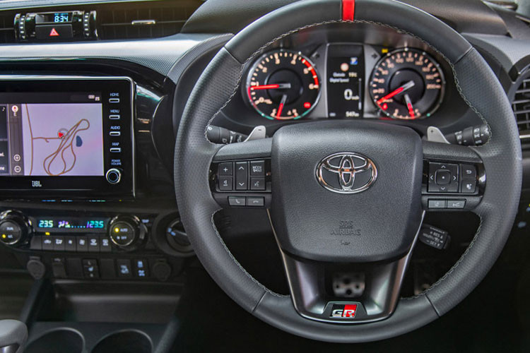 Các điểm nổi bật nội thất khác gồm ghế thể thao phía trước kết hợp da và da lộn, dây an toàn màu đỏ, bàn đạp nhôm, trang trí bảng điều khiển "Technical Mesh", cần sang số GR Sport, thảm sàn và hệ thống âm thanh JBL 9 loa. 