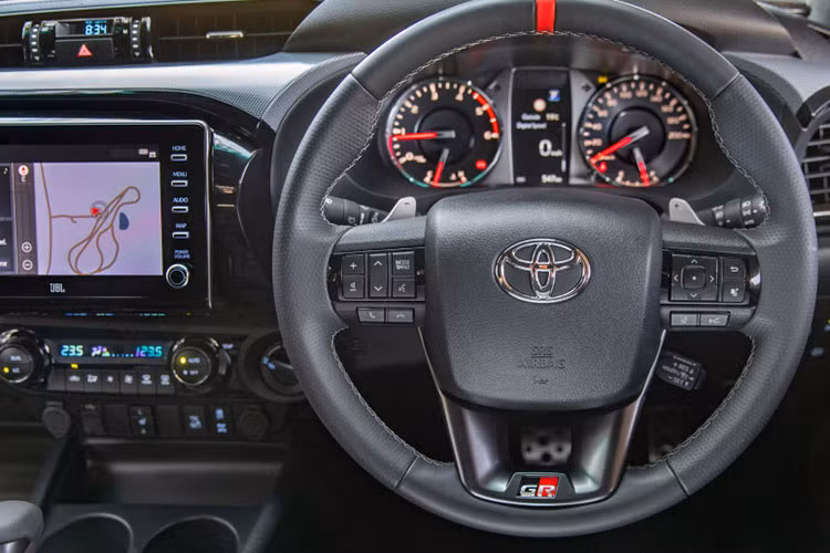Các điểm nổi bật nội thất khác gồm ghế thể thao phía trước kết hợp da và da lộn, dây an toàn màu đỏ, bàn đạp nhôm, trang trí bảng điều khiển "Technical Mesh", cần sang số GR Sport, thảm sàn và hệ thống âm thanh JBL 9 loa. 