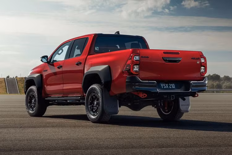 Bán tải Toyota Hilux GR Sport 2024 đã ra mắt tại thị trường Úc và cho tới hiện tại, mẫu xe đã chính thức được niêm yết giá bán tại thị trường này ở mức 73.990 đô la Úc (khoảng 1,2 tỷ đồng) và chưa bao gồm các mức chi phí ra biển để lưu thông trên đường.