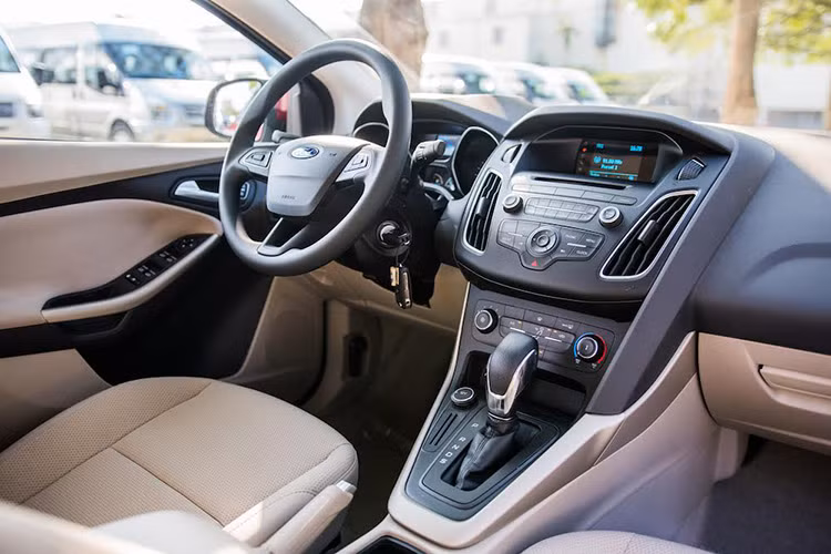 Mẫu xe hatchback cỡ nhỏ Focus Trend mới cũng sở hữu nhiều công nghệ hỗ trợ người lái: Công nghệ kết nối thông minh và điều khiển bằng giọng nói Ford Sync, hỗ trợ khởi hành ngang dốc, cảm biến lùi xe, cân bằng điện tử ESP và trợ lực lái điện EPAS.