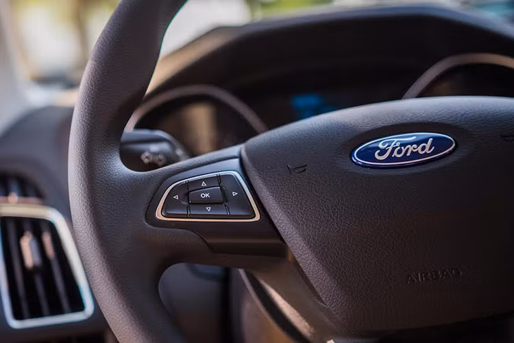 Focus Trend mới còn được trang bị hệ thống cánh hút gió phía trước “Active Grille Shutter” tự động điều chỉnh đóng, mở để giúp động cơ đạt được nhiệt độ làm việc trong thời gian nhanh nhất giúp tiết kiệm nhiên liệu thêm 2% đồng thời giảm lượng khí thải CO2.