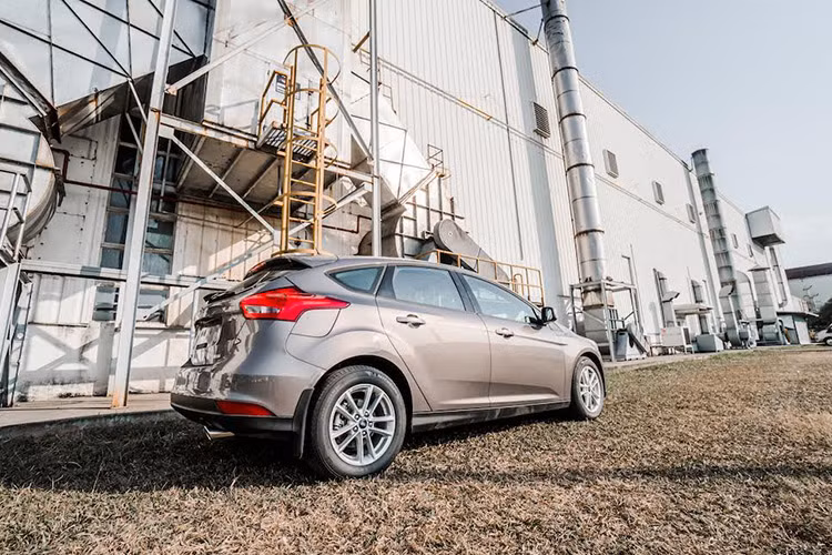 Động cơ EcoBoost 1.5L kế thừa ưu điểm công nghệ của gia đình động cơ EcoBoost như turbo tăng áp, phun nhiên liệu trực tiếp áp suất cao và sử dụng trục cam đôi với van biến thiên theo thời gian, đảm bảo hiệu suất tối ưu và tiết kiệm nhiên liệu. Bệ máyhợp kim nhôm giúp giảm trọng lượng, cải thiện công suất và hiệu quả sử dụng nhiên liệu.