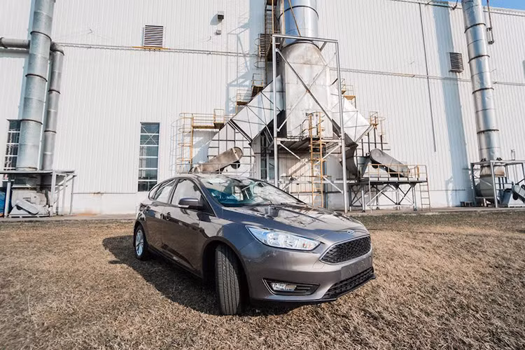 Ford Việt Nam hôm nay 10/1 chính thức ra mắt phiên bản Ford Focus Trend mới của xe Focus với mức giá được đánh giá là ngoài dự kiến khi thấp hơn cả trăm triệu đồng so với bản cũ, trong khi thay động cơ 1.6L cũ bằng động cơ 1.5L EcoBoost với công suất vượt trội.