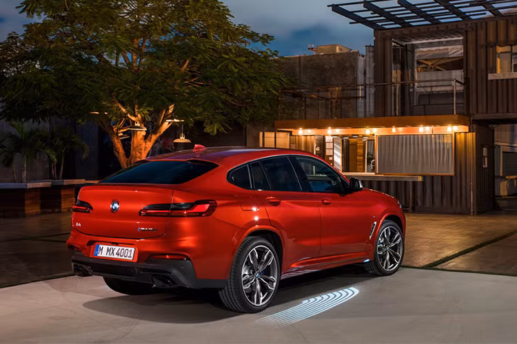 Trong đó, hai phiên bản mạnh mẽ nhất bao gồm: Phiên bản máy xăng M40i được lắp động cơ 6 xy-lanh thẳng hàng (I6) 3.0L tăng áp kép cho công suất 355 mã lực và mô-ment xoắn 500Nm; ở phiên bản động cơ dầu - M40d lắp động cơ 3.0L tăng áp cho công suất 326 mã lực và mô-ment xoắn 680Nm. Sức mạnh được truyền xuống bốn bánh (hệ dẫn động X-Drive) thông qua hộp số tự động 8 cấp - 8 Steptronic.