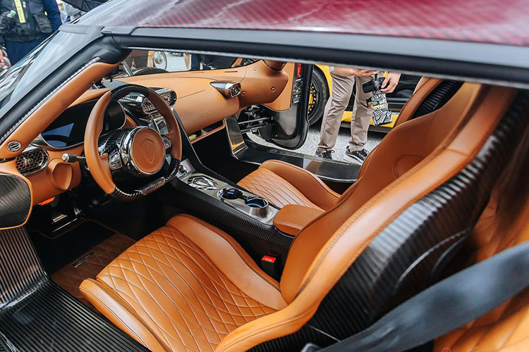 Siêu phẩm triệu đô Koenigsegg Regera sử dụng hệ dẫn động hybrid với máy xăng V8, Biturbo, dung tích 5.0 lít và 3 mô-tơ điện. Công suất tổng cộng trên siêu xe triệu USD đến từ Thụy Điển hơn 1.500 mã lực và mô-men xoắn cực đại 2.000 Nm.