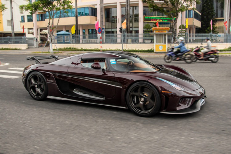 Chiếc Koenigsegg Regera này được đại gia Hoàng Kim Khánh mua lại từ 1 showroom chuyên mua bán siêu xe ở Mỹ, giá xe Koenigsegg Regera tại đây là 2,9 triệu đô la (tương đương khoảng 69 tỷ đồng).