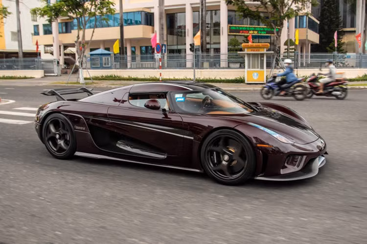 Chiếc Koenigsegg Regera này được đại gia Hoàng Kim Khánh mua lại từ 1 showroom chuyên mua bán siêu xe ở Mỹ, giá xe Koenigsegg Regera tại đây là 2,9 triệu đô la (tương đương khoảng 69 tỷ đồng).