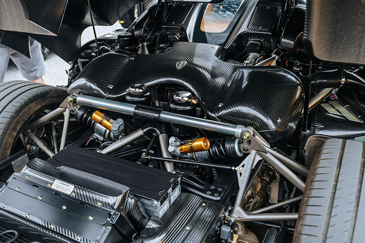 Siêu xe Koenigsegg Regera của Hoàng Kim Khánh có khả năng tăng tốc từ vị trí xuất phát lên 100 km/h trong thời gian 2,8 giây trước khi đạt vận tốc tối đa 400 km/h. Koenigsegg Regera có khả năng tăng lực ép xuống mặt đường 450 kg khi đạt tốc độ 250 km/h.