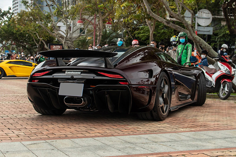 Bom tấn megacar Koenigsegg Regera này sau đó được nhập về Campuchia, mất gần nửa năm để đăng ký biển số của nước bạn. Sau đó, vào tháng 1/2022, xe được vận chuyển qua cửa khẩu Tây Ninh, trước khi đưa về nhà của Hoàng Kim Khánh.