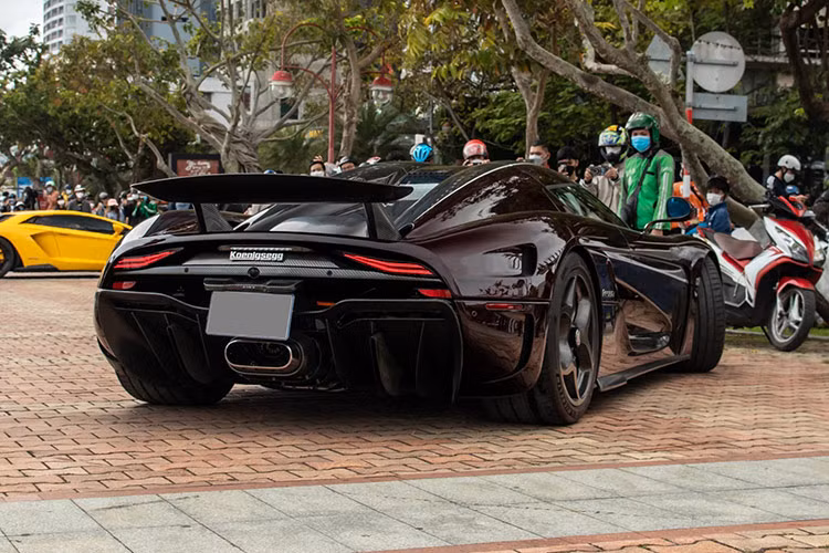 Bom tấn megacar Koenigsegg Regera này sau đó được nhập về Campuchia, mất gần nửa năm để đăng ký biển số của nước bạn. Sau đó, vào tháng 1/2022, xe được vận chuyển qua cửa khẩu Tây Ninh, trước khi đưa về nhà của Hoàng Kim Khánh.
