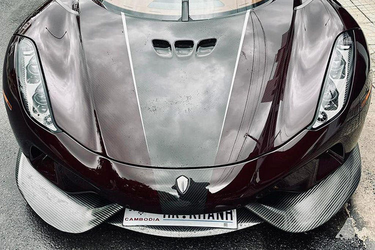 Được biết, khoảng thời gian Koenigsegg Regera độc nhất Việt Nam “vắng bóng” là do xe được vận chuyển sang Campuchia để làm các thủ tục gia hạn biển số. Sau khoảng thời gian dài nằm trên xe vận chuyển chuyên dụng từ Campuchia đến cửa khẩu Hoa Lư và sau đó lên xe cứu hộ để về garage xe của đại gia Hoàng Kim Khánh, siêu phẩm Koenigsegg Regera đã ngay lập tức được chủ nhân “spa” từ trong ra ngoài.