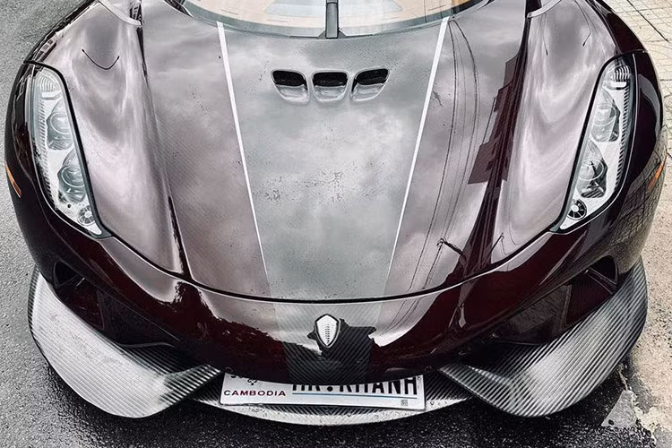 Được biết, khoảng thời gian Koenigsegg Regera độc nhất Việt Nam “vắng bóng” là do xe được vận chuyển sang Campuchia để làm các thủ tục gia hạn biển số. Sau khoảng thời gian dài nằm trên xe vận chuyển chuyên dụng từ Campuchia đến cửa khẩu Hoa Lư và sau đó lên xe cứu hộ để về garage xe của đại gia Hoàng Kim Khánh, siêu phẩm Koenigsegg Regera đã ngay lập tức được chủ nhân “spa” từ trong ra ngoài.