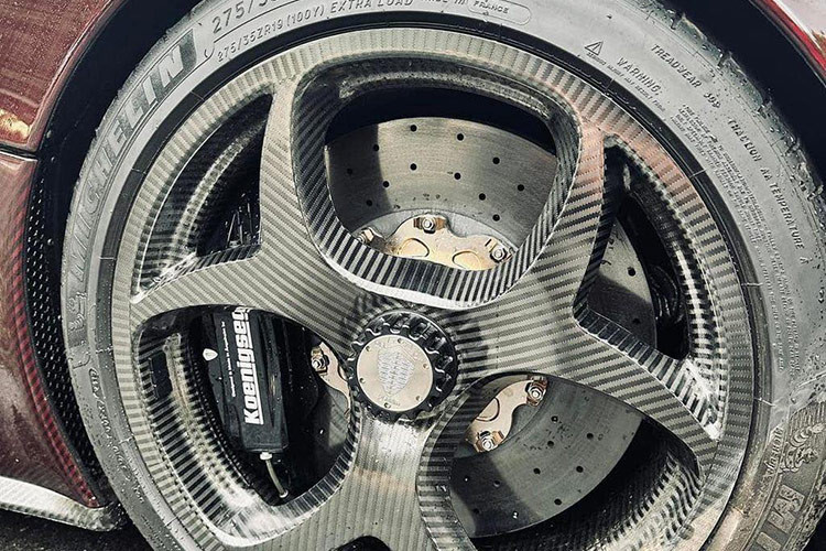 Koenigsegg Regera sở hữu thiết kế vô cùng ấn tượng và nổi bật với cửa mở 180 độ đặc trưng, đây cũng chính là chi tiết khiến Regera không thể bị nhầm lẫn với các siêu xe thể thao khác.