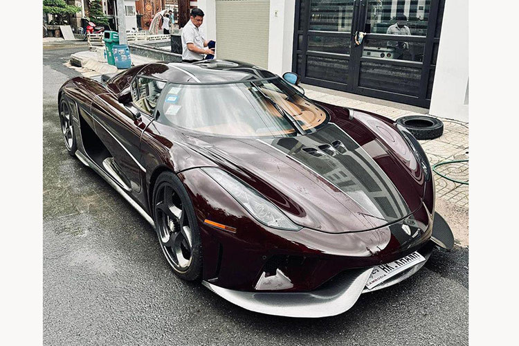 Siêu phẩm Koenigsegg Regera của Hoàng Kim Khánh xuất hiện lần cuối cùng tại sự kiện khai trương thẩm mỹ viện tại Nha Trang, Khánh Hòa diễn ra vào hồi tháng 4/2024. Kể từ đó, Koenigsegg Regera không còn được thấy ở đâu trên dải đất hình chữ S và mãi đến nay, chiếc hypercar độc nhất Việt Nam mới “tái xuất” trở lại.