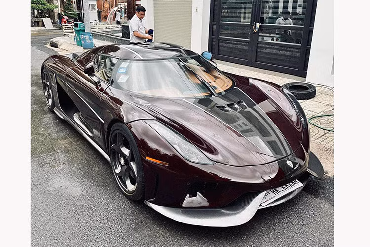 Siêu phẩm Koenigsegg Regera của Hoàng Kim Khánh xuất hiện lần cuối cùng tại sự kiện khai trương thẩm mỹ viện tại Nha Trang, Khánh Hòa diễn ra vào hồi tháng 4/2024. Kể từ đó, Koenigsegg Regera không còn được thấy ở đâu trên dải đất hình chữ S và mãi đến nay, chiếc hypercar độc nhất Việt Nam mới “tái xuất” trở lại.